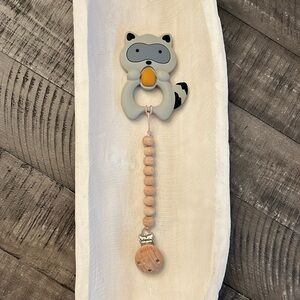 NWOT*Mushie Wood beaded pacifier clip with added Raccoon Silicone Teether